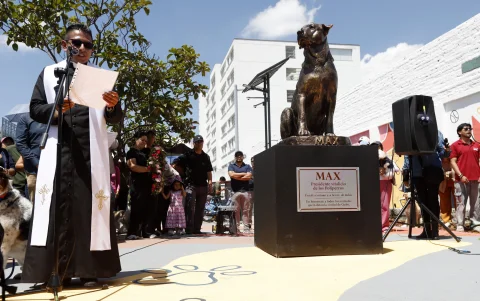 La escultura de Max se develó en el Día Mundial de los Animales.
