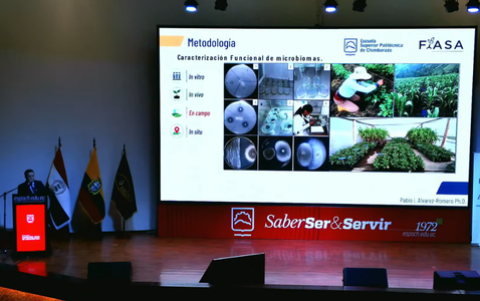 Pablo Álvarez, investigador de la ESPOCH, presentó los avances de un proyecto que estudia microorganismos de papa y maíz para identificar aquellos con potencial de uso agrícola.
