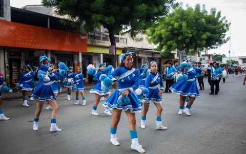 Jóvenes estudiantes desfilaron por las calles de Pascuales en honor a Guayaquil.