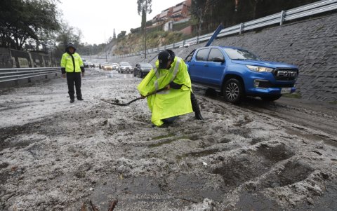 La av. Occidental, en el sector de la Mañosca, se cerró por la presencia de granizo.