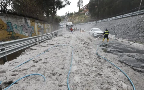 El paso en la av. Occidental fue inhabilitado por el granizo.