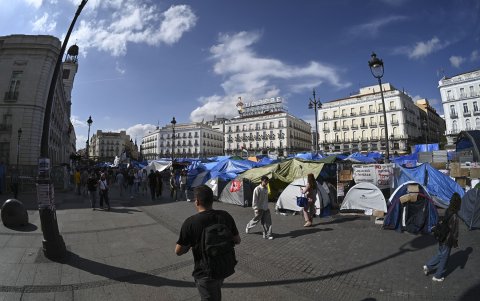 Vista de la acampada de la Puerta del Sol, este lunes 5 de octubre, después de que el presidente del Gobierno, Pedro Sánchez, haya anunciado el adelanto de las elecciones generales.
