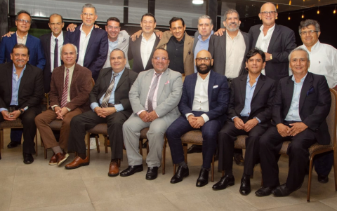 La promoción 42 del Cristóbal Colón se reunió en el Bankers Club.