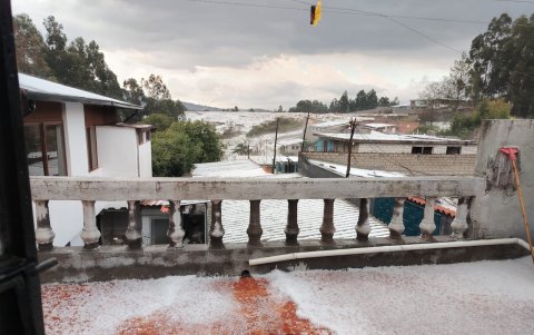 La fuerte granizada cubrió de blanco viviendas y plantaciones en La Concepción, Alangasí, durante la tormenta registrada este lunes en Quito.