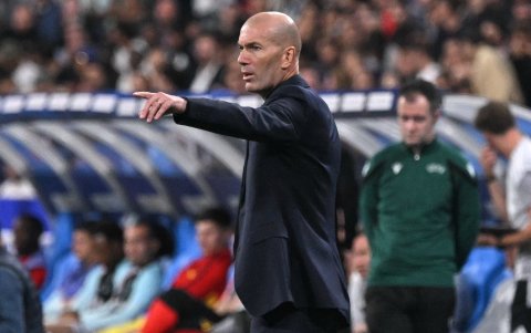 Zidane da indicaciones al plantel francés.