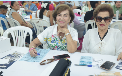 Flora Solórzano y Nancy de Vela.