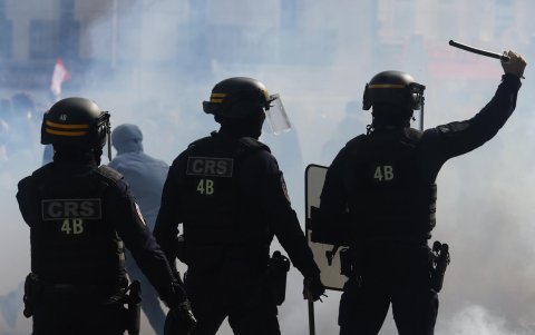 La policía francesa se enfrenta a manifestantes durante los choques ocurridos en una jornada nacional de protesta de estudiantes, en el sur de Francia, el 6 de octubre de 2026.