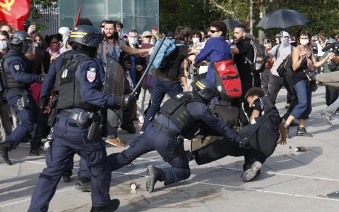 Agentes policiales vigilan las inmediaciones de los liceos bloqueados por manifestaciones.