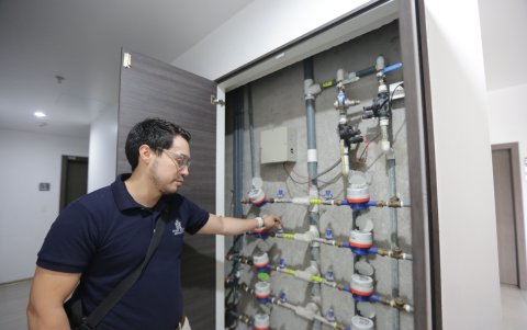 Sistema. Mientras otros edificios concentran consumos, Plaza Garden registra pagos separados mediante medidores individuales.