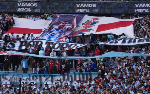 Aficionados de Argentina asisten a un partido amistoso internacional entre Argentina y Benín en el estadio Monumental, en Buenos Aires (Argentina).