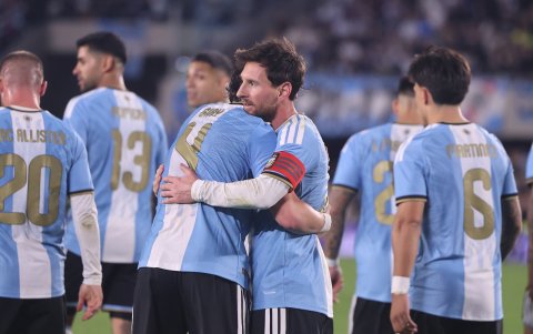 Lionel Messi de Argentina celebra su gol en un partido Amistoso Internacional entre Argentina y Benín en el estadio Monumental, en Buenos Aires (Argentina).