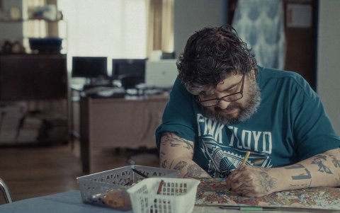 Juan Secaira dibuja en su casa. El documental acompaña sus procesos creativos y los cambios en su cotidianidad tras el diagnóstico de ELA.