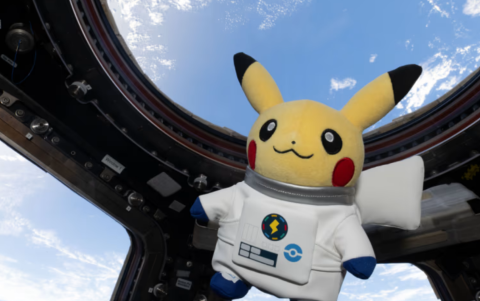 Un peluche de Pikachu en el espacio.