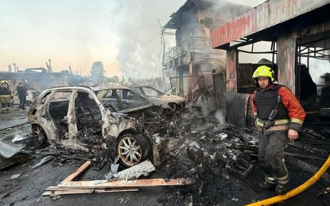 Rescatistas ucranianos trabajan en el lugar de un ataque ruso con misiles en una zona residencial de Kiev, Ucrania, el 7 de octubre de 2026.