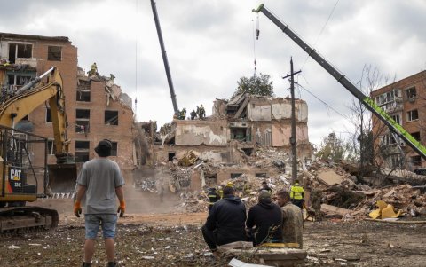 Equipos de rescate ucranianos trabajan en el lugar de un ataque ruso contra un edificio residencial en Pryluky, en la región de Cherníhiv (Ucrania), el 7 de octubre de 2026.