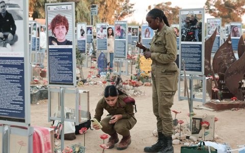 Siluetas en memoria de las personas fallecidas colocadas en Tel Aviv en el aniversario del 7 de octubre.