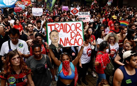 Estudiantes participan en una manifestación este miércoles, en el centro de Río de Janeiro (Brasil).