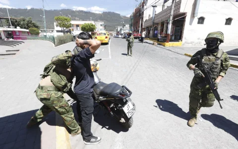 Los militares realizan operativos de control de motos y de armas y explosivos.