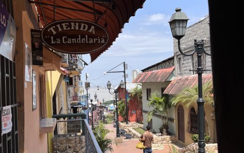 Las escalinatas de Las Peñas conducen hacia el cerro Santa Ana, entre casas patrimoniales; es uno de los recorridos más tradicionales de Guayaquil.