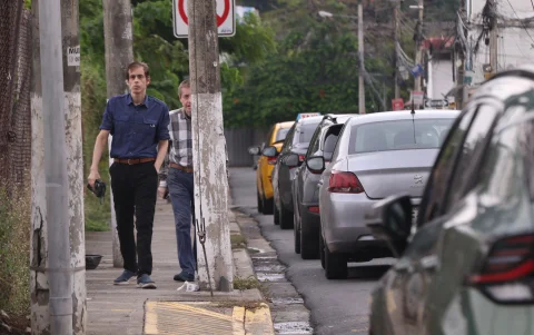 Las aceras de Guayaquil, muchas angostas, sin árboles ni sombra suficiente, siguen siendo espacios poco amigables para quienes recorren la ciudad a pie.