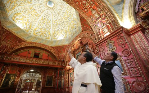 Jonny Zozoranga y Ramiro Endara observan las cúpulas de la Capilla del Rosario, un espacio cuya historia se remonta al siglo XVII.