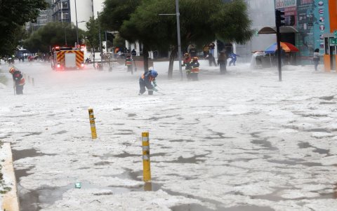 La granizada cubrió de hielo las calles de la avenida Colón, en el centro norte de Quito.