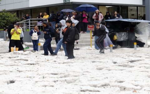 Ciudadanos aprovecharon el inusual paisaje para tomar fotografías durante la granizada.