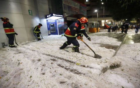 Bomberos y trabajadores intervinieron para retirar la acumulación de granizo de las vías.