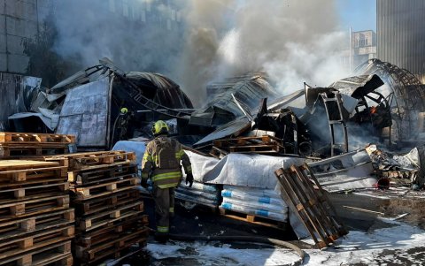 Personal de emergencias trabajando en el lugar de un ataque ruso contra un almacén civil en Kiev, Ucrania, el 8 de octubre de 2026, en medio de la actual invasión rusa.
