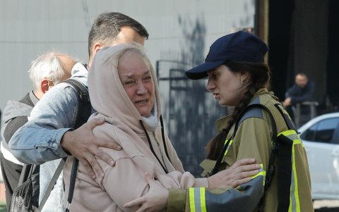 Familiares de las víctimas reaccionan en el lugar de un ataque ruso contra un almacén civil en Kiev, Ucrania, el 8 de octubre de 2026, en medio de la invasión rusa en curso.