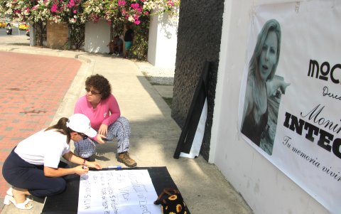 Los activistas colocaron pancartas en protesta por la poca investigación que se conoce del caso
