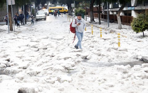 Solo de la avenida Colón, en Quito, se retiraron 400 metros cúbicos, es decir 50 volquetas de granizo el pasado jueves.