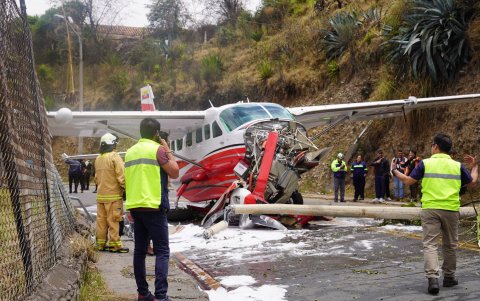 Una avioneta que cubria la ruta Guayaquil- Cuenca se accidentó al intentar aterrizar en el aeropuerto Mariscal La Mar.