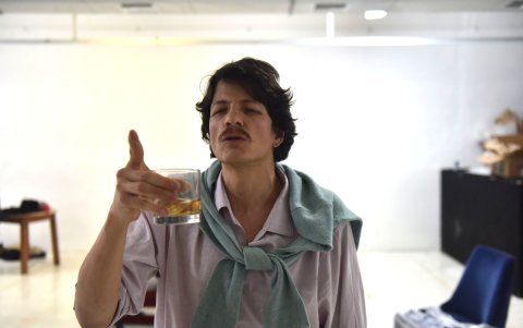 Franco Falconí, quien interpreta a Eduardo Van Bruggen, asegura que el montaje generó un primer debate interno, antes de que aceptara el papel.