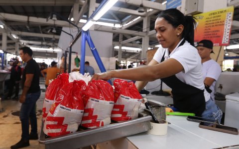La libra de pollo está más cara.