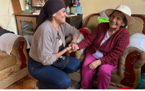 Germania Lite con Clara Luz Chulde, de 87 años, vecinas del barrio La Bota, en Quito.