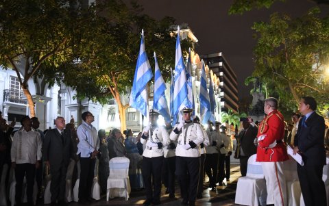 La plaza de la Administración volvió a convertirse en escenario de los homenajes a los próceres de la Independencia de Guayaquil.