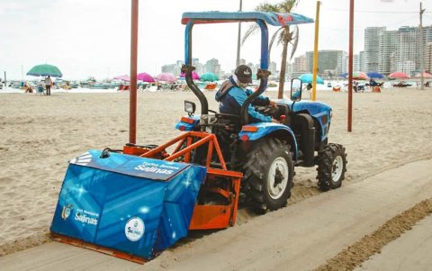 La playa de Salinas quedó totalmente limpia para el arribo de los bañistas