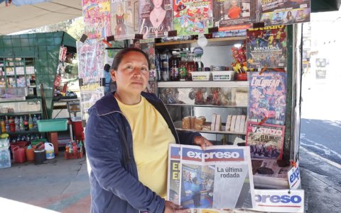 Los vendedores de periódicos de Quito recogen la tristeza de sus clientes ante el cierre de la edición impresa de EXPRESO.