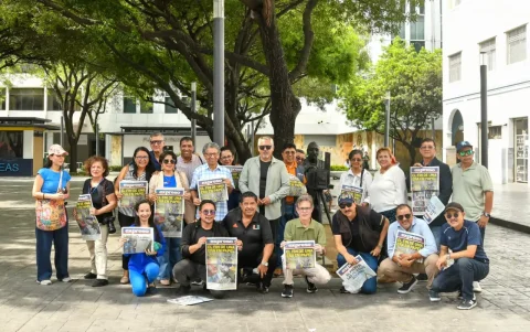 Periodistas, fotógrafos, correctores y antiguos colaboradores de GRANASA se reunieron en la plaza Vicente Rocafuerte para despedir la edición impresa de Diario EXPRESO, este 9 de octubre.