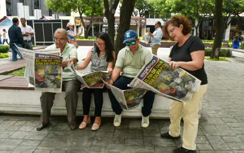 Con ejemplares de EXPRESO en sus manos, antiguos integrantes de la redacción compartieron recuerdos y anécdotas durante un encuentro marcado por la nostalgia.