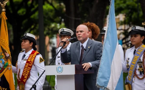 Autoridades: El concejal Arturo Escala pronunció el discurso conmemorativo durante el homenaje a los próceres.