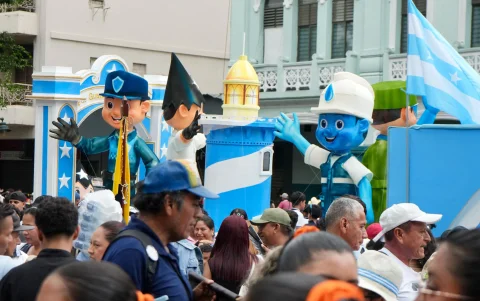 Desfile: Siete carros alegóricos recorrieron el centro de Guayaquil durante las celebraciones por sus 206 años de independencia.