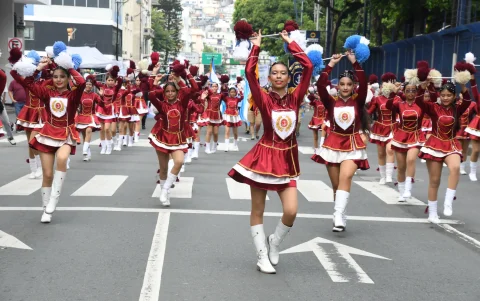 Artistas: Comparsas y bailarines acompañaron las carrozas con presentaciones a lo largo de la avenida 9 de Octubre.