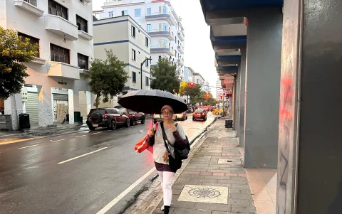 Centro de Guayaquil: A diferencia de otros sectores de la ciudad, donde se reportaron fuertes aguaceros, en el centro apenas se registra una ligera garúa.