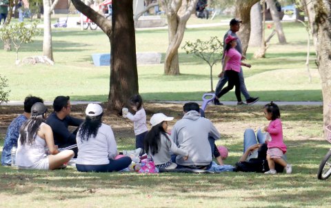 Familias disfrutaron del feriado del 9 de Octubre en el parque La Carolina, entre descanso y recreación al aire libre.