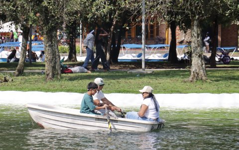 Una familia disfrutó de un paseo en bote por la laguna del parque La Carolina durante el feriado del 9 de Octubre.