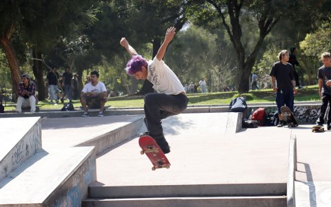 Un joven practicó maniobras con su patineta en la pista de skate del parque La Carolina durante el feriado del 9 de Octubre.