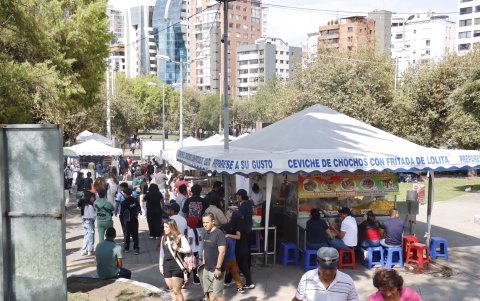 Los visitantes disfrutaron de la oferta gastronómica del parque La Carolina durante el feriado del 9 de Octubre.