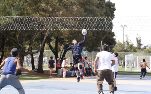 Un jugador disputó un partido de ecuavóley en el parque La Carolina durante el feriado del 9 de Octubre.